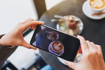 カフェでVlogを撮る人