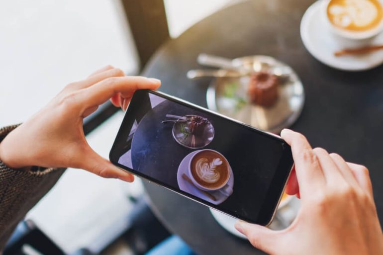 カフェでVlogを撮る人