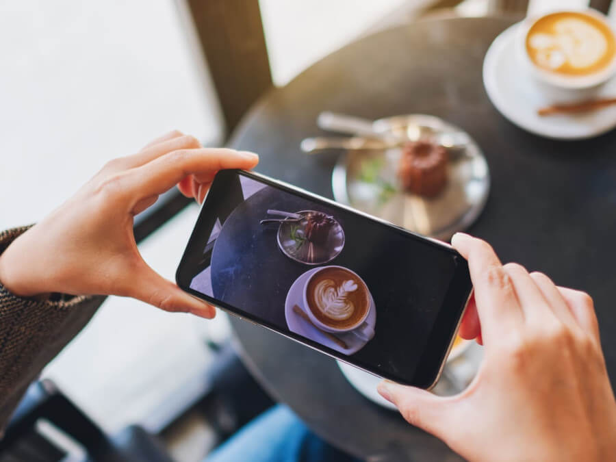 カフェでVlogを撮る人