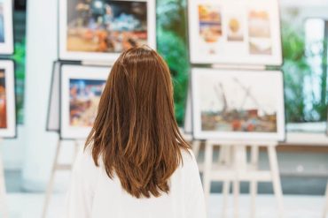 絵画を眺める女性